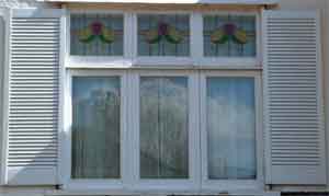 A mediterranean flavour comes to Murray Avenue. I like the reflections which were quite by chance.